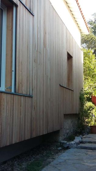 Accroche de l'extension bois avec la partie existante de la maison formant habil