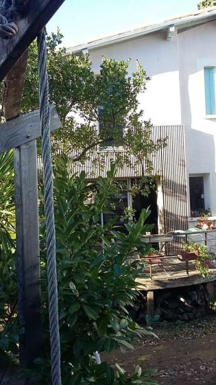 Retour de la façade bois côté jardin formant habillage de l'isolation de la faça