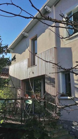 Retour de la façade bois côté jardin formant habillage de l'isolation de la faça