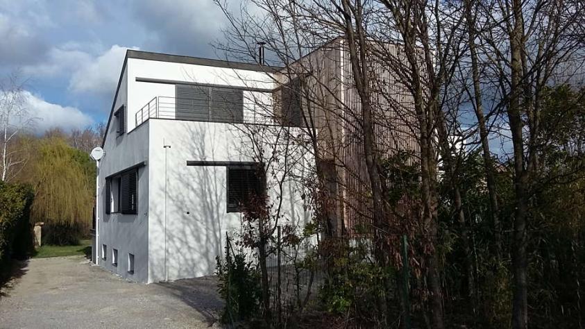 Façade Est, entrée de la maison, création d'un niveau supplémentaire formant por