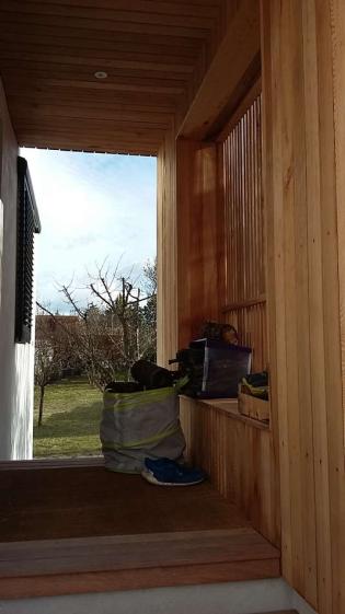 Accès au porche d'entrée par le jardin.