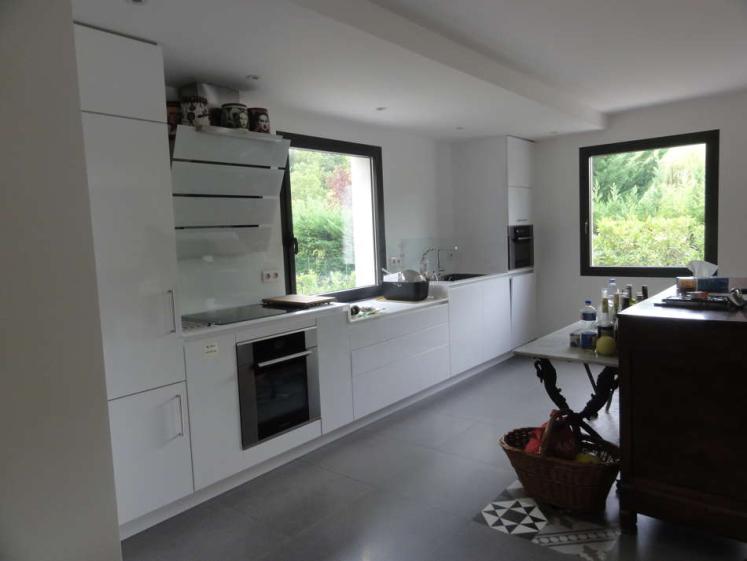 Vue sur la cuisine sur mesure, en attente du plan de travail à fixer sur meuble 