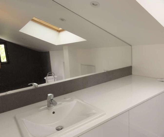 Salle d'eau à l'étage, miroir toute hauteur permettant d'agrandir l'espace et de