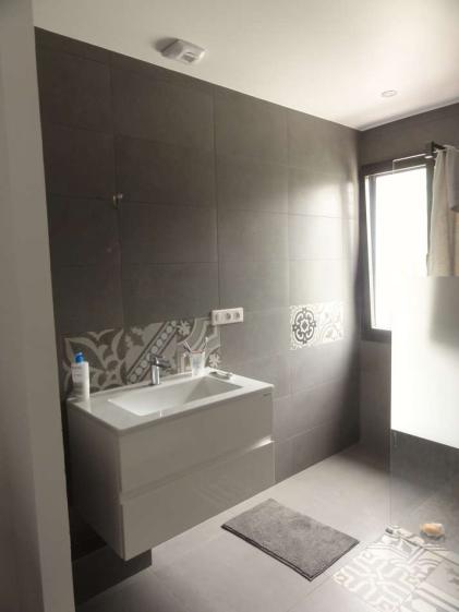 Salle d'eau chambre parentale. Dalles décoratives intégrées au sol et au mur.