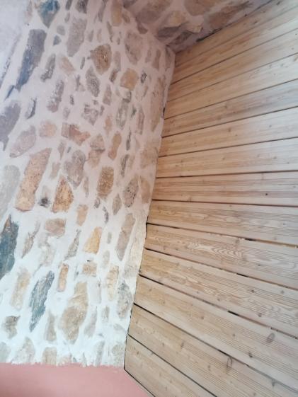 Pierre, terrasse mélèze français et enduit sur nouvel ossature bois