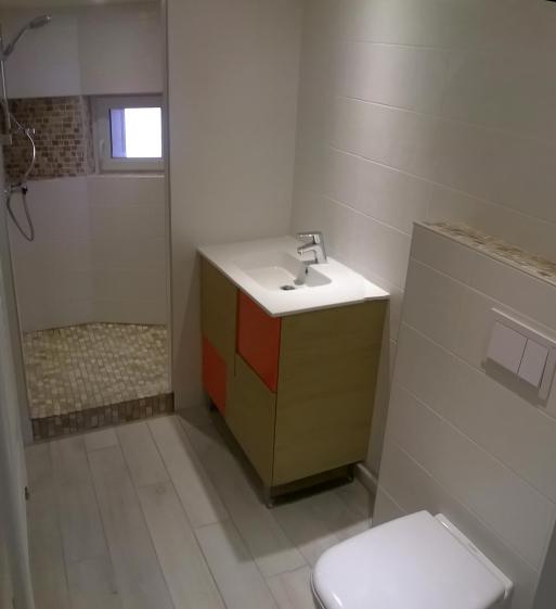 Salle d'eau remise à neuf avec douche italienne