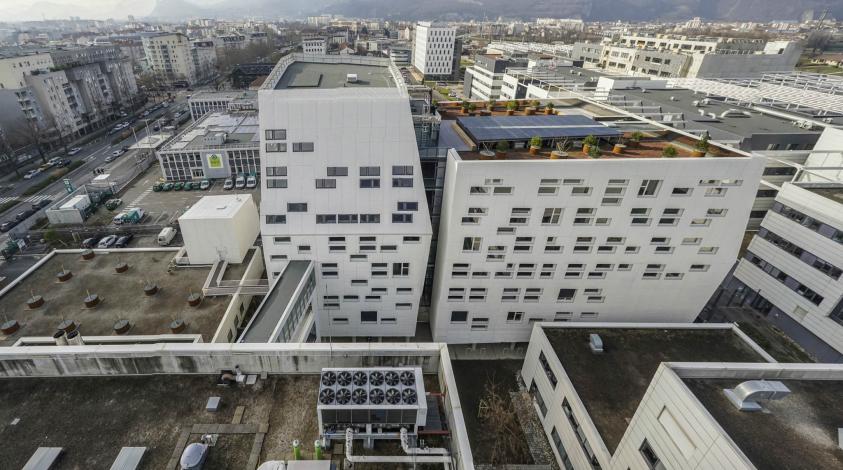 Façade Nord-Est de l'extension PHELMA 2 à Grenoble. Crédit F. LACRABERE-VISUCREA