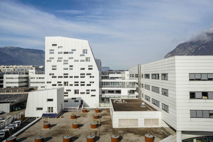 Façade Sud-Est de l'extension PHELMA 2 à Grenoble. Crédit F. LACRABERE-VISUCREA