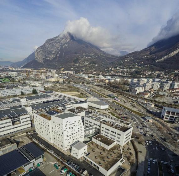 Vue aérienne de l'extension PHELMA 2 et de l'amphithéâtre à Grenoble. Crédit F.
