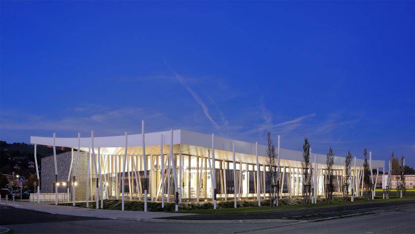 La médiathèque de la Côte Saint-André, de nuit. © Studio Erick Saillet