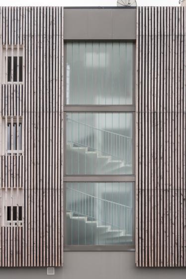 Détail de la cage d'escalier, au nord, du bâtiment "Arc en ciel".