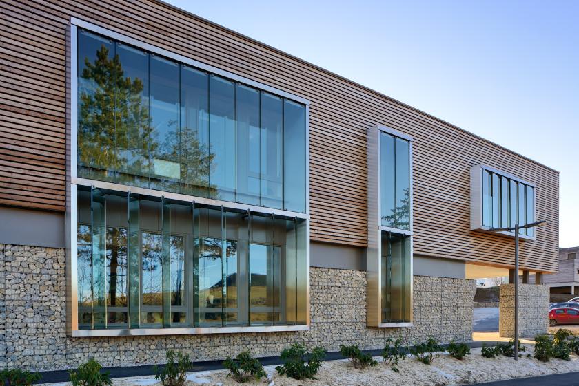 Vue extérieure des "bow-windows" de la Maison du Territoire © Studio Erick Saill