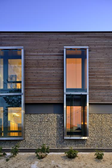 Vue extérieure des "bow-windows" de la Maison du Territoire © Studio Erick Saill