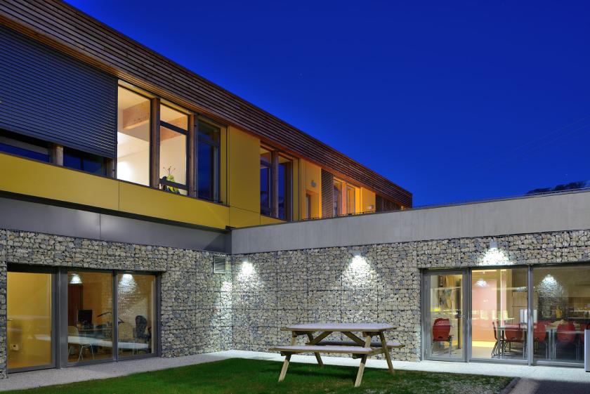 Vue du patio de la Maison du Territoire © Studio Erick Saillet