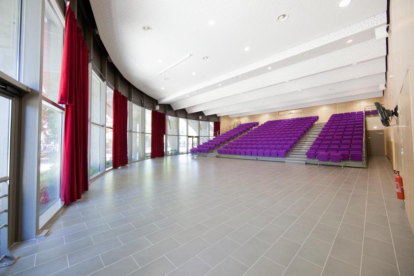 Salle de conférence de la Maison de Territoire. © Ronan Kerloch