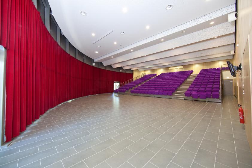 Salle de conférence de la Maison de Territoire. © Ronan Kerloch