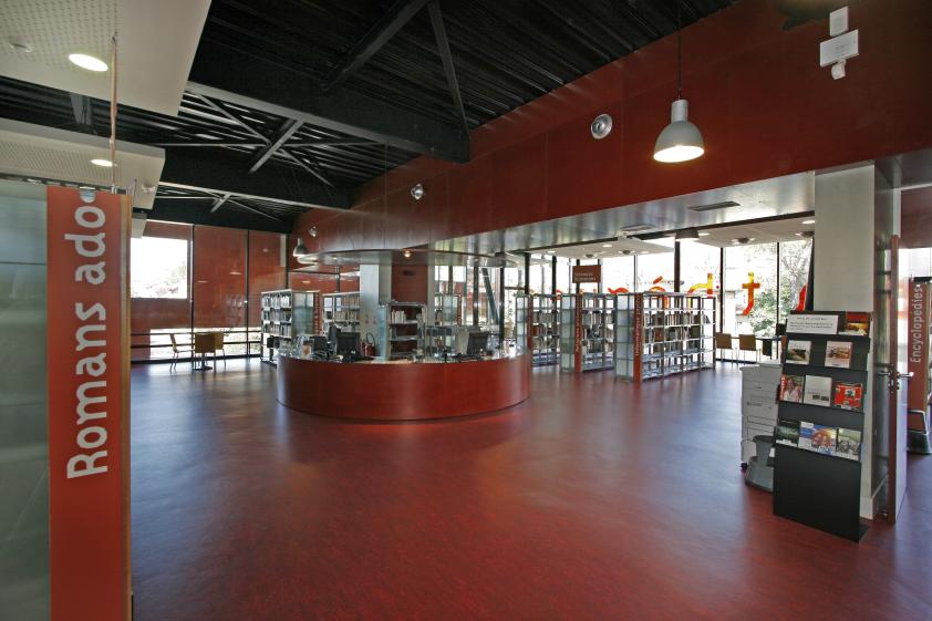 Vue intérieure de la médiathèque Jean Ferrat © J. Florsch