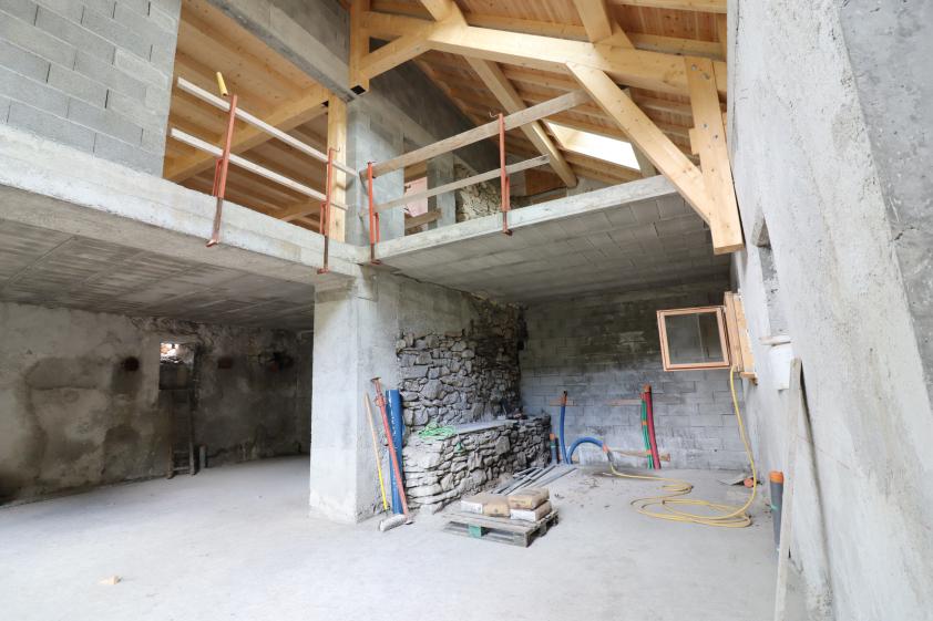 En intérieur, généreux volumes tout en conservant les murs en pierres d'origine
