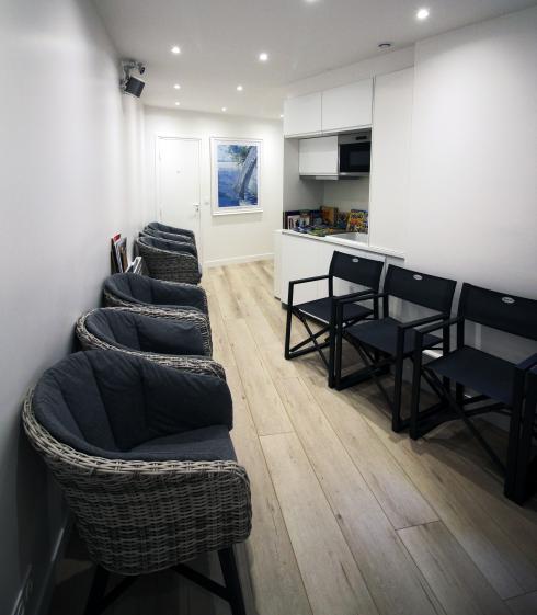 Une salle d'attente confortable et optimisée