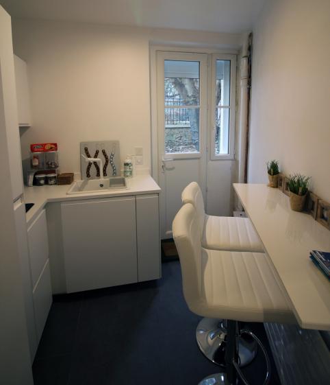 Espace de détente et d'échange ouvrant vers le jardin