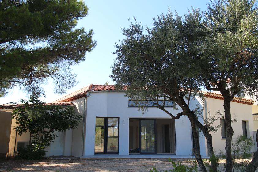 Façade sur jardin où l'intérieur et l'extérieur s'emmêlent