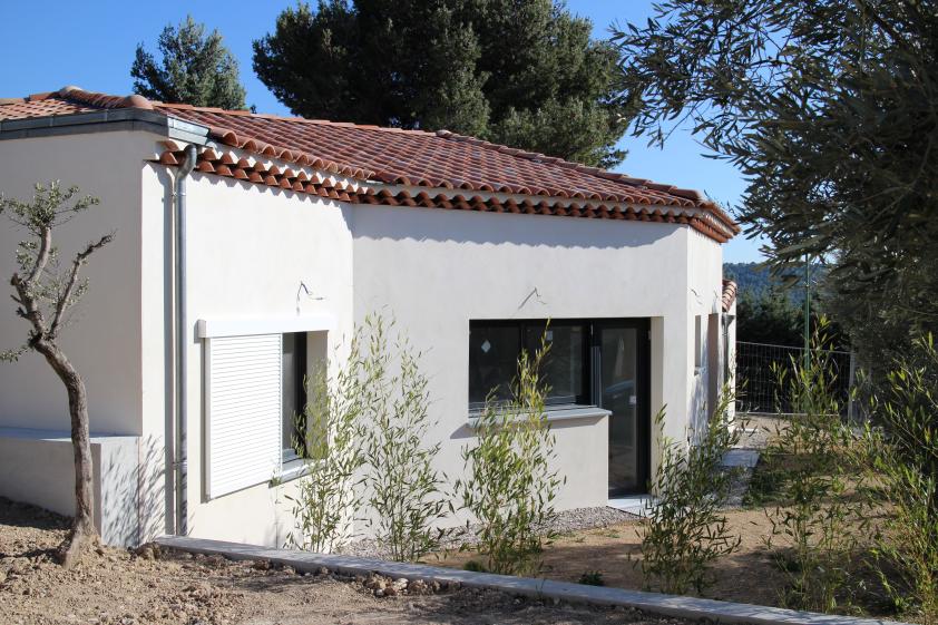 Façade d'entrée aux formes atypiques