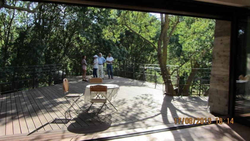 Terrasse en été, fonctionne comme un pont de bateau