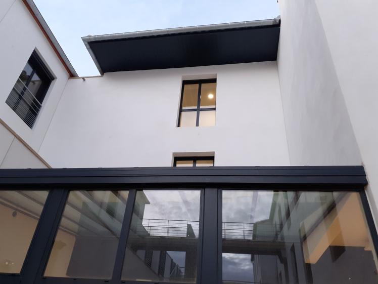 Façade sur patio intérieur