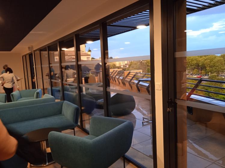 Espace lounge au dernier étage avec terrasse, vue sur le canal du midi et la vil