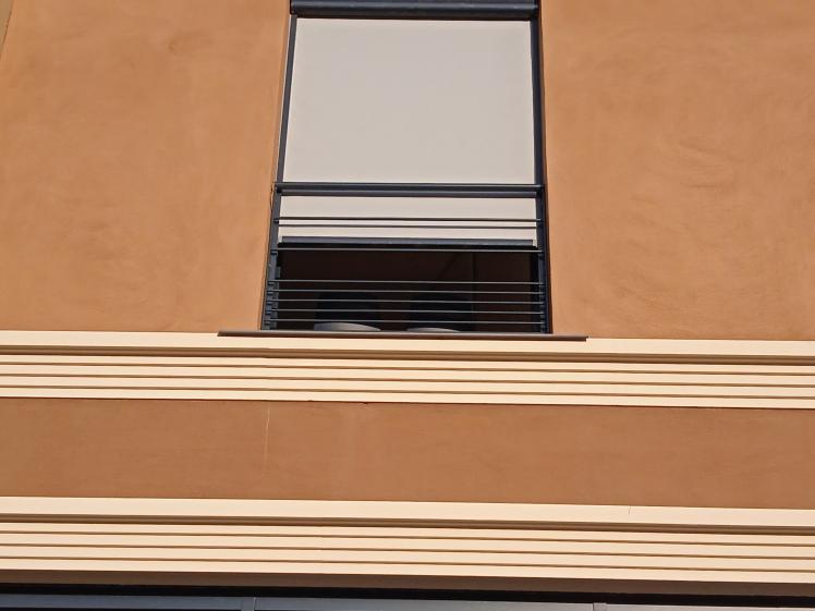 Détail appui de fenêtre et store solaire