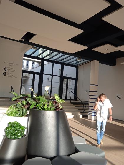 Hall d'accueil avec accès au patio, espaces servant aux vernissages, expositions