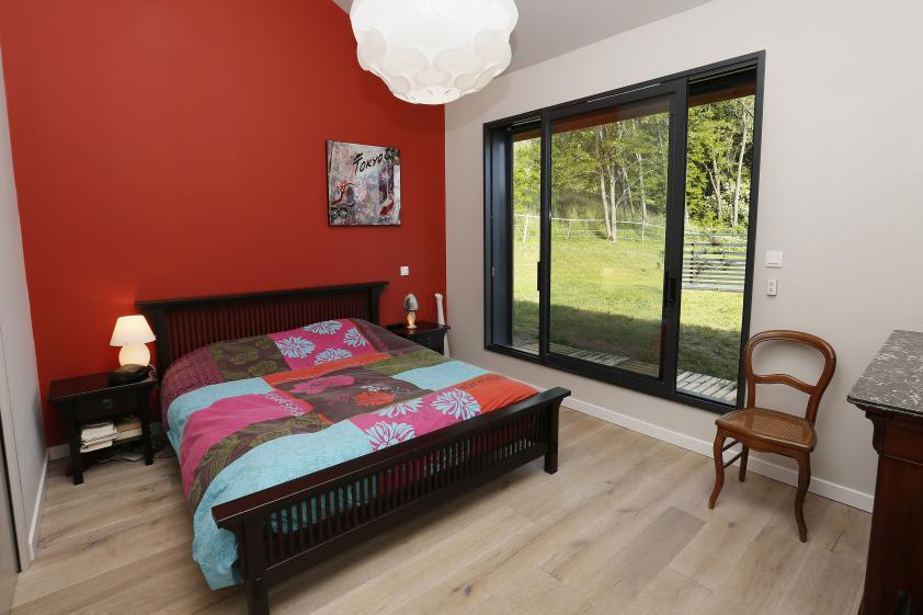 Chambre et sa baie vitrée