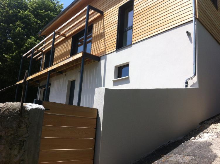 Structure mixte: ossature bois et béton - façades bois et enduit 