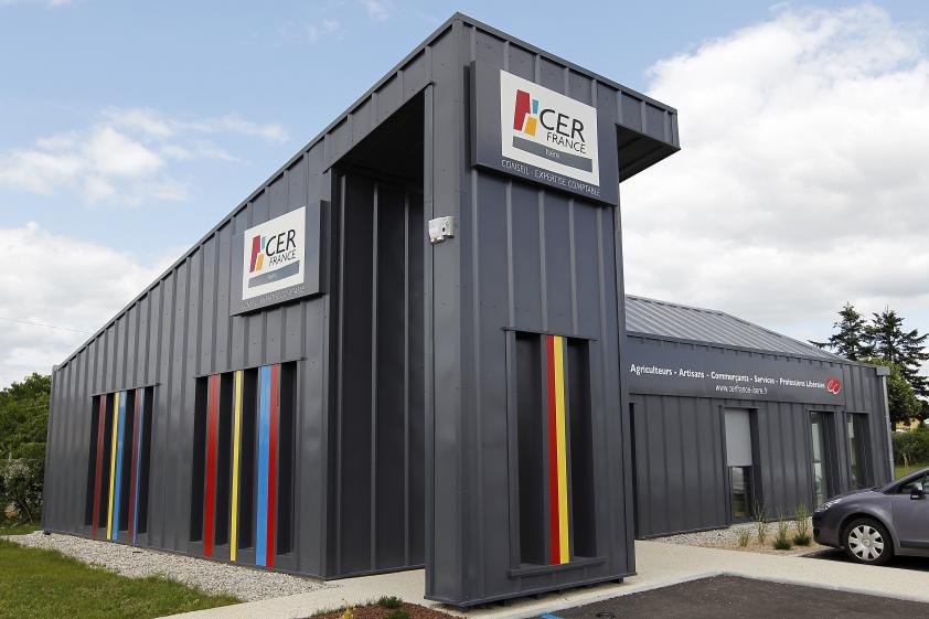 Façade et porche métallique, bandes colorées