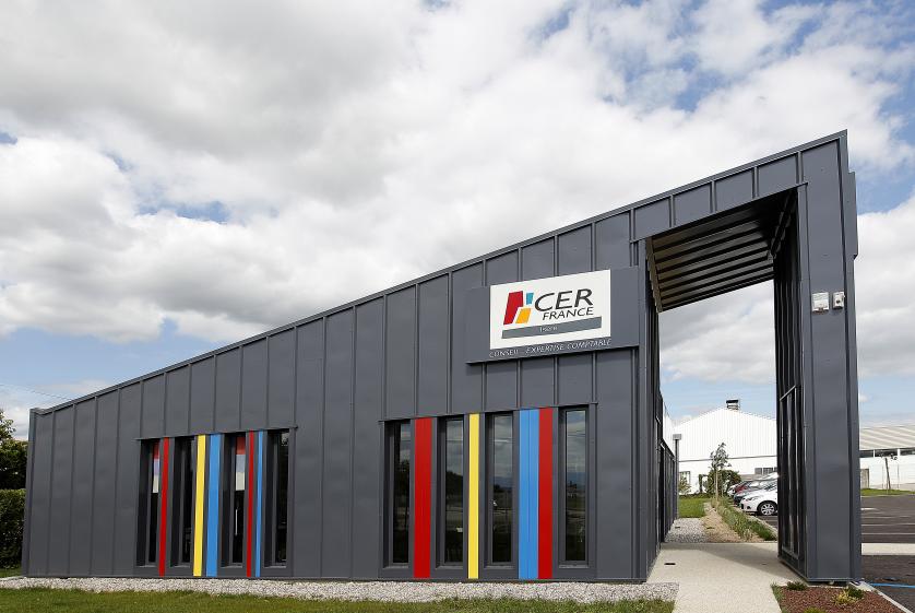 Façade et porche métallique, bandes colorées