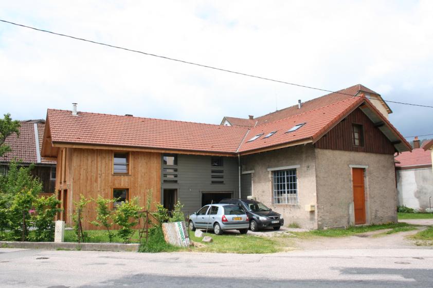 L'architecture de la maison se référt directement au hangar bois qu'elle remplac