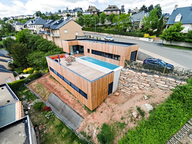 MAISON DANS LA PENTE