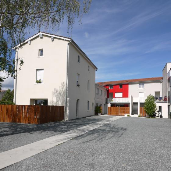 la coursive distante de la facade laisse glisser la lumière jusqu'aux appartemen