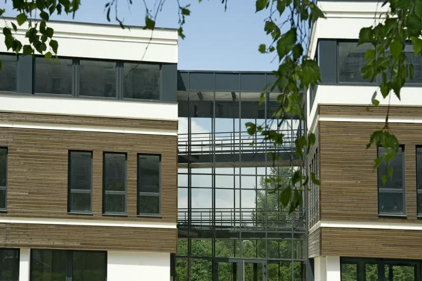Construction HQE de deux immeubles de bureaux avec un commerce situé en zones fr