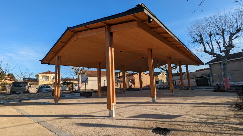 Halle ouverte - Place de Cholet - charpente bois / toiture zinc - à Colombier Sa