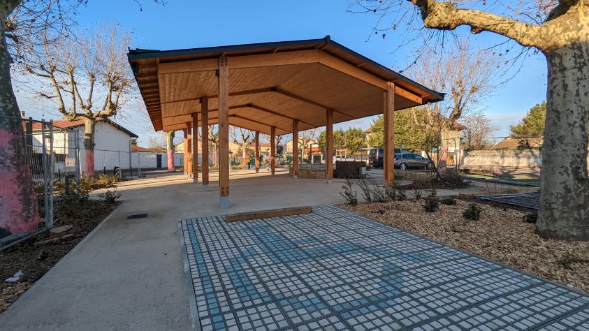 Halle ouverte - Place de Cholet - charpente bois / toiture zinc - à Colombier Sa