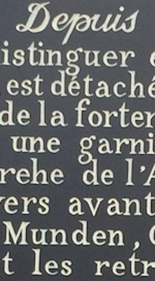Après travaux : détail des caractères de la plaque restaurée réf.4 "Ci-Gît" (04/