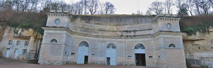Hémicycle faisant face au château de Rochambeau (2003)