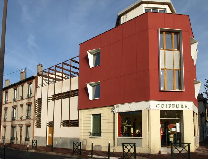 La maison d'angle surélevée au-dessus du commerce en fonctionnement 