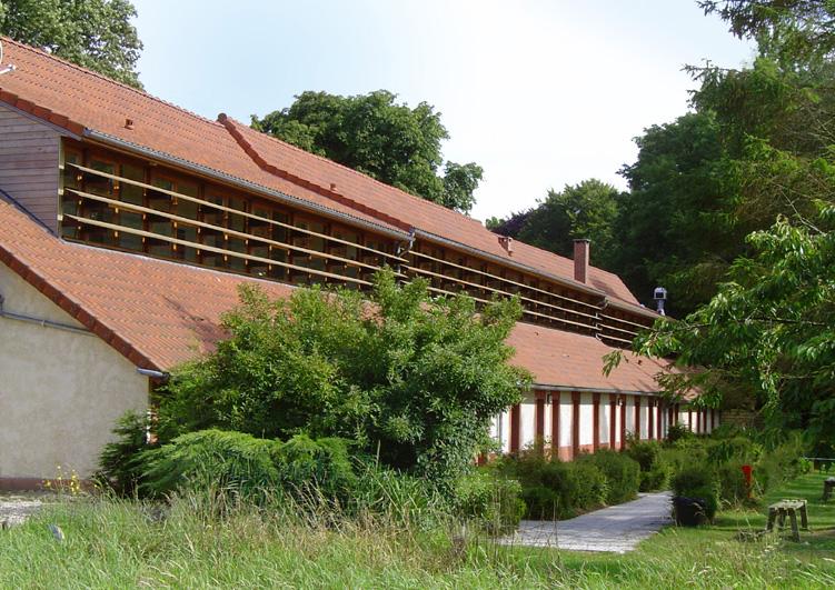 Château du Broutel - Façade arrière, chambres à RdC, couloir d'accès à l'étage.