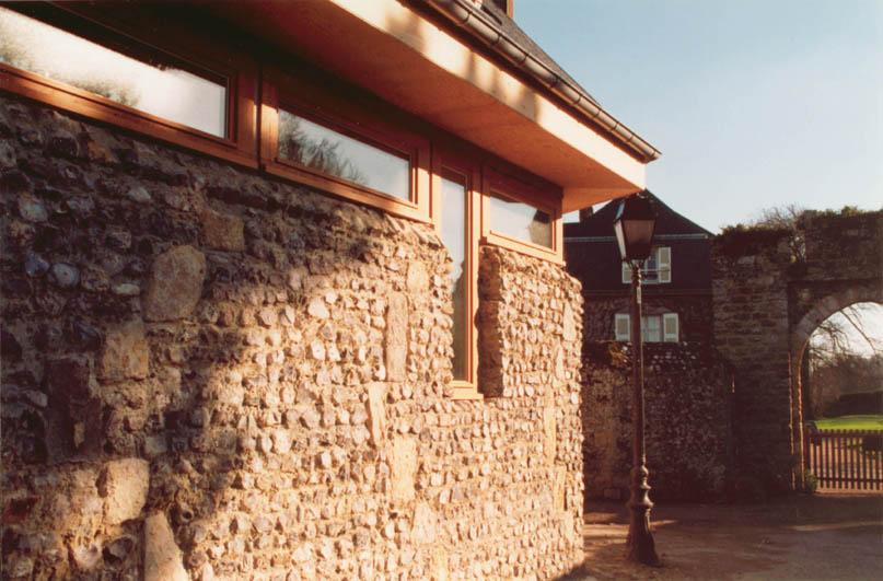 Maison en quartier historique - fentes vitrées découpant le mur et bande vitrée 