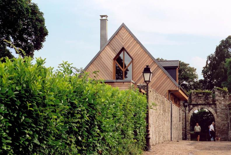 Maison en quartier historique - Adossée au mur en pierre et silex fermant la pro
