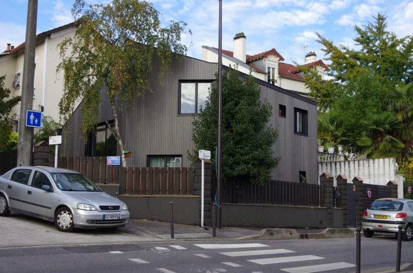 Facade à l'angle des deux rues