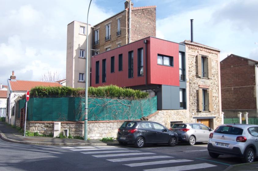 La maison et son extension sur l'angle des deux rues.