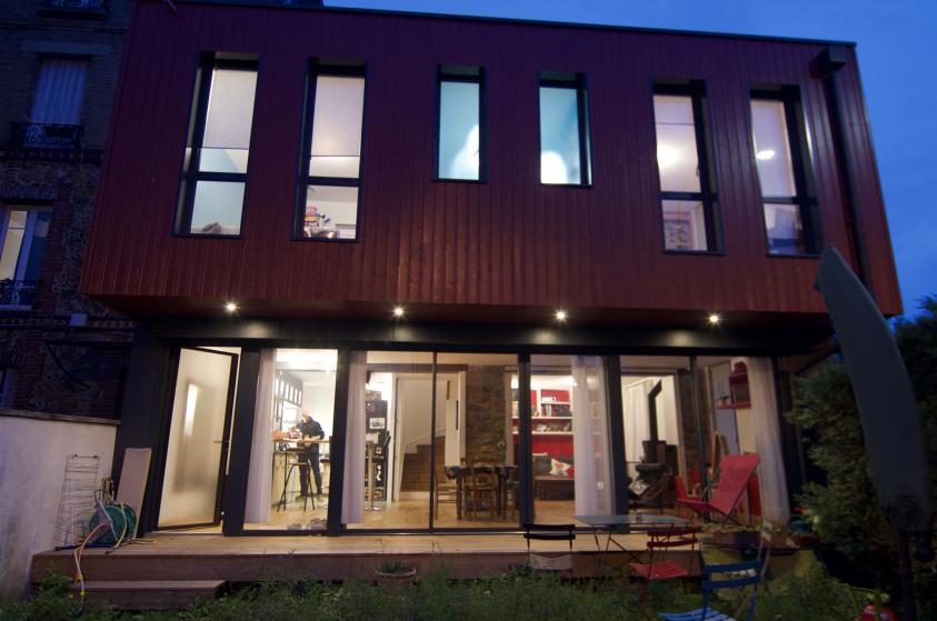 La façade sur jardin, la boite des chambres posée sur la baie vitrée du séjour.
